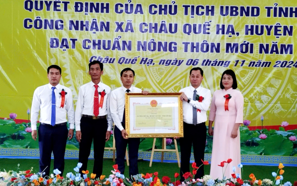 Thừa ủy quyền của Chủ tịch UBND tỉnh, Phó Chủ tịch UBND huyện Văn Yên Lê Thành Hùng trao Bằng công nhận đạt chuẩn nông thôn mới năm 2024 cho xã Châu Quế Hạ.